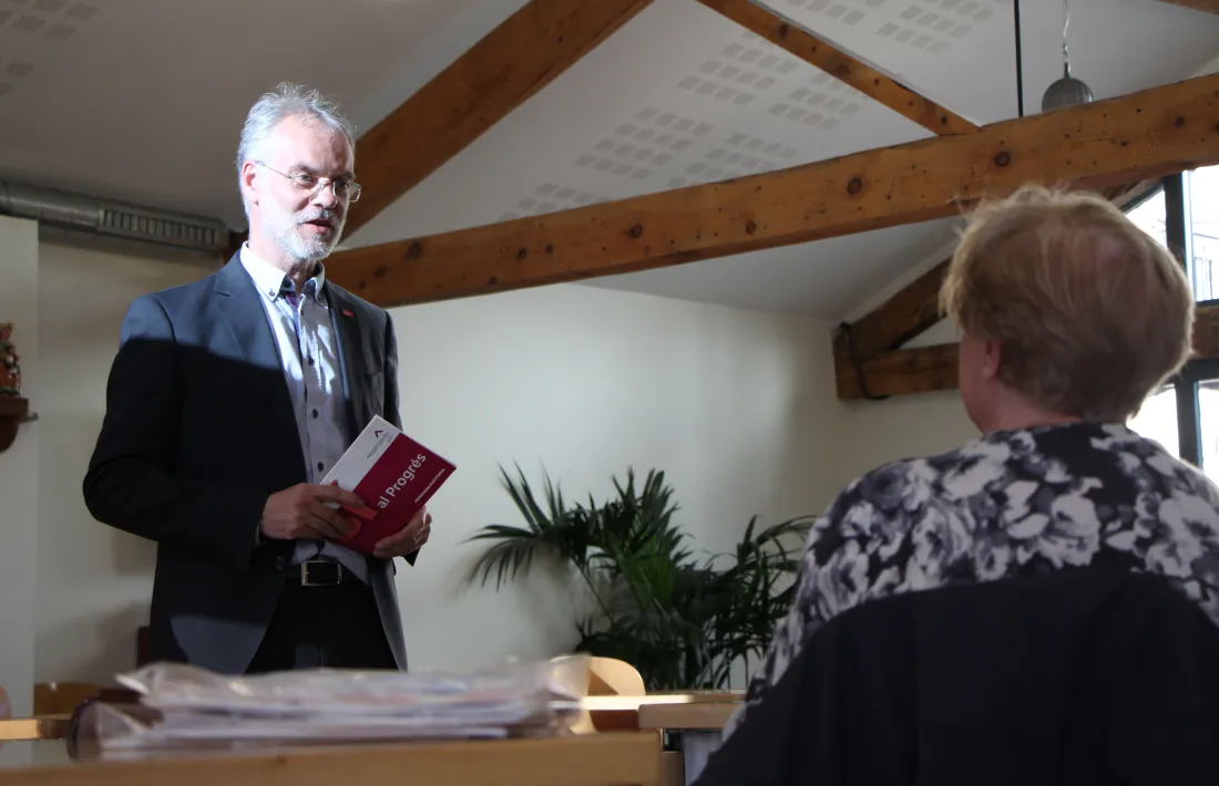 Un moment de la reunió entre Josep Roig i la gent gran de Sant Julià de Lòria.