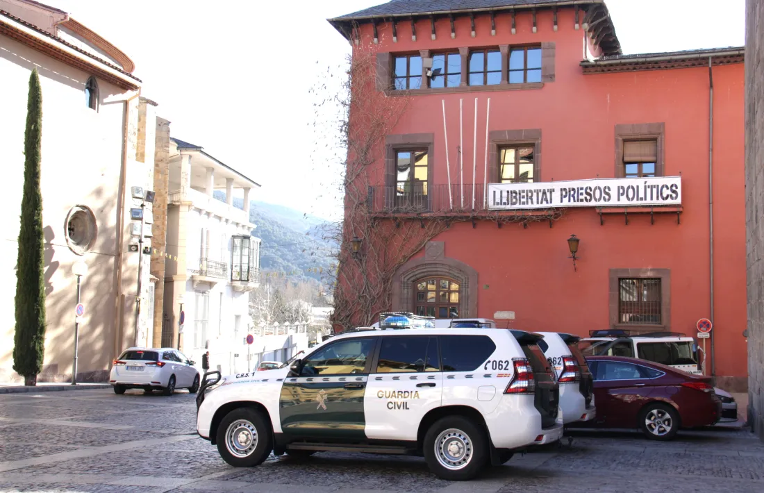 Un vehicle de la Guàrdia Civil davant de l'ajuntament de la Seu d'Urgell. 