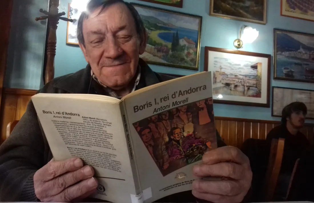 Morell fulleja la primera edició de ‘Borís I, rei d’Andorra’, publicat per La Magrana el 1984.