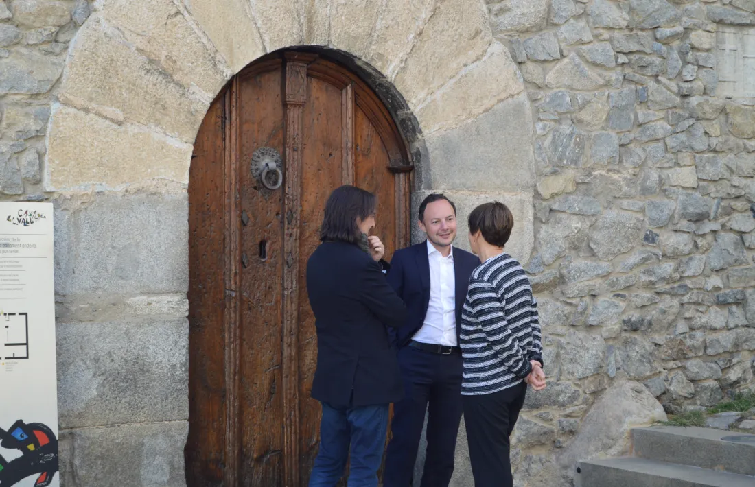 Espot conversa amb Riba i Suñé a la porta de la Casa de la Vall.