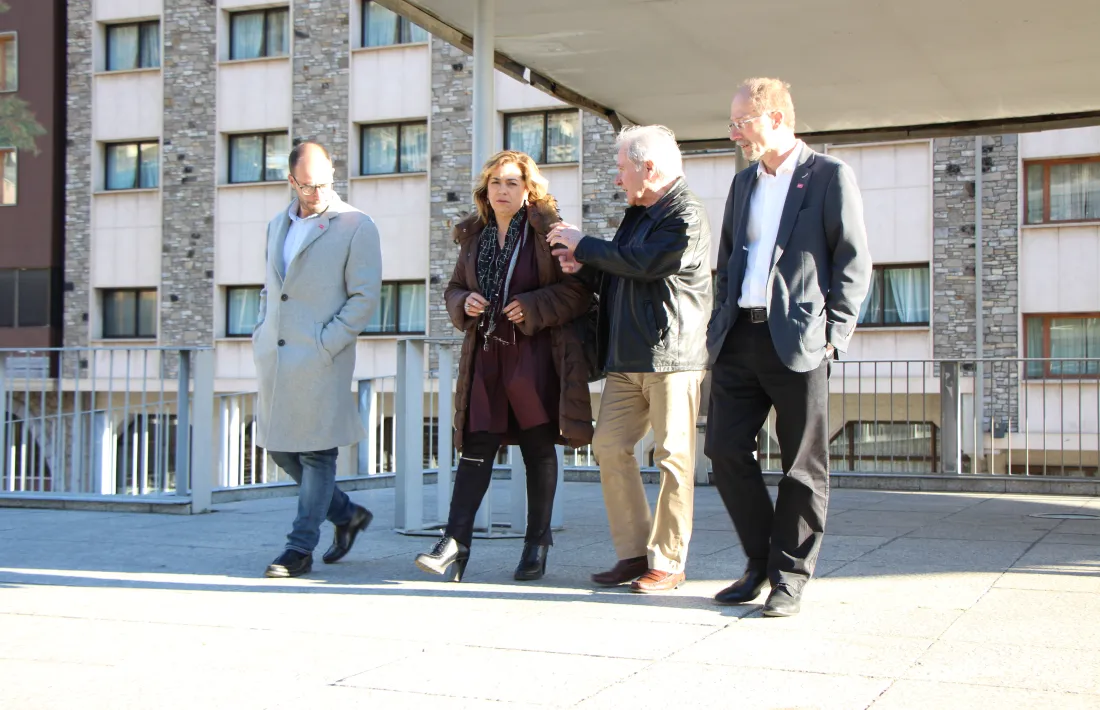 Zoppetti, amb la resta de candidats, ahir a l’edifici de la llar de jubilats d’Escaldes-Engordany.