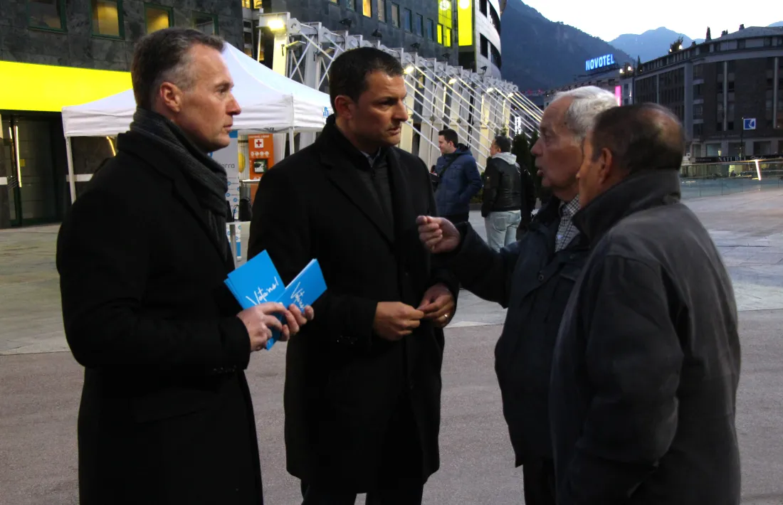 Jordi Gallardo i Ferran Costa repartint díptics ahir a la plaça de la Rotonda de la capital.