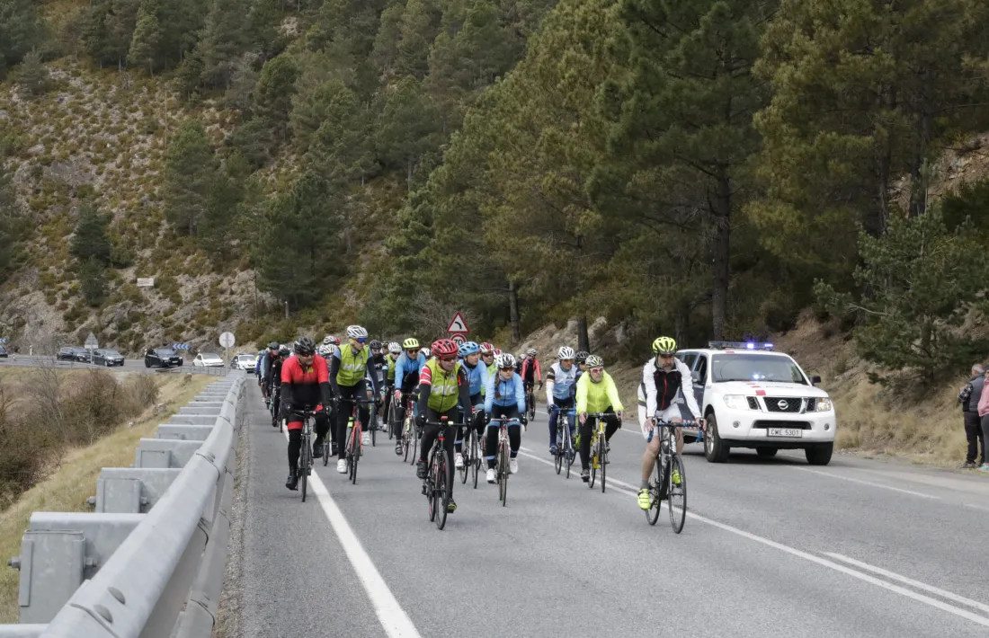 Els ciclistes, molts d’ells vinguts d’Andorra, van demanar més formació viària i ampliació dels vorals dels carrils bici.