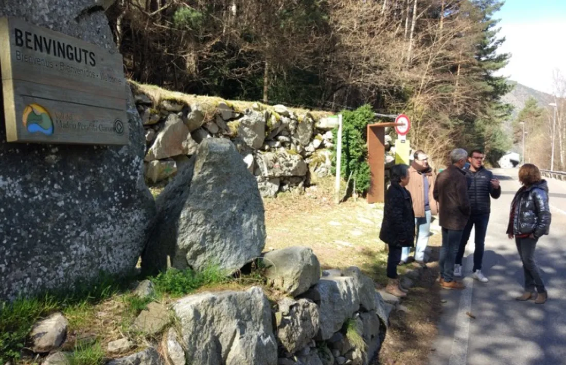 Els candidats de d’Acord ahir a la porta d’entrada de la vall del Madriu.