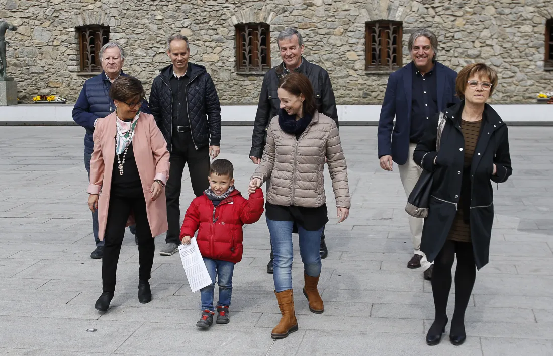 Mitja candidatura sobiranista, reforçada per a l’ocasió, ahir a Casa de la Vall.