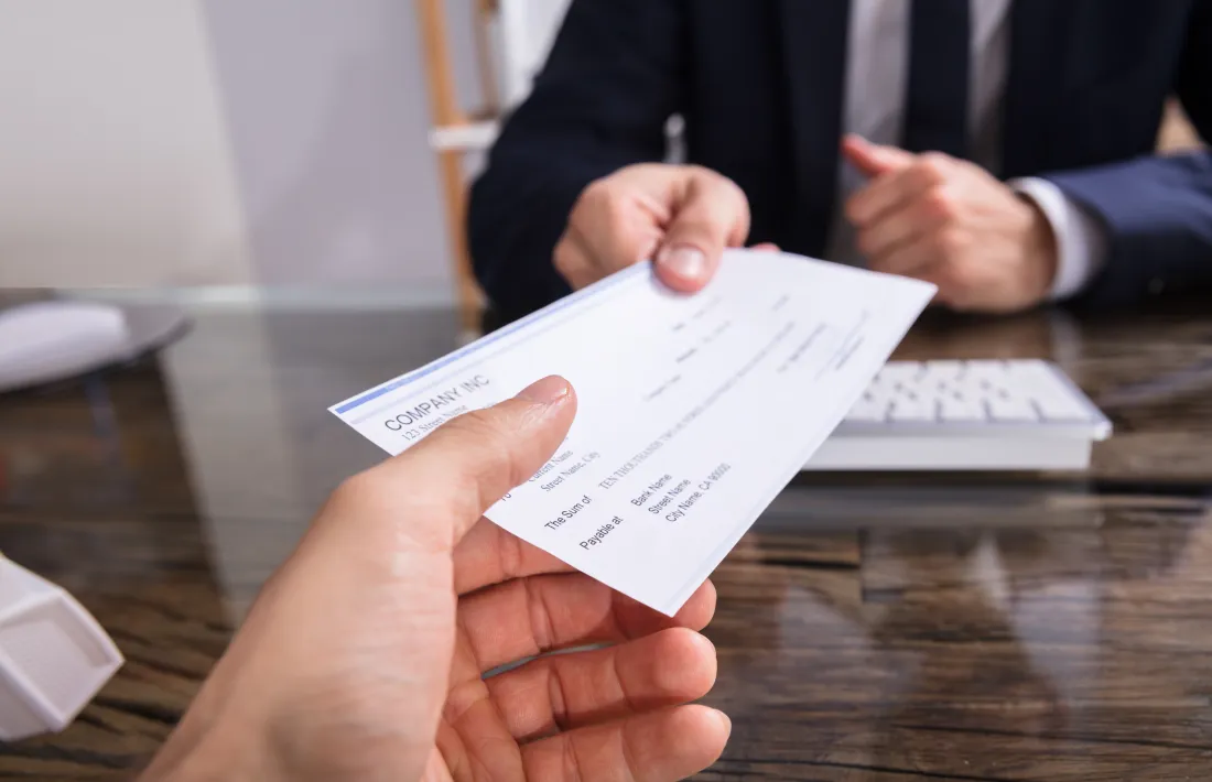 El nou Codi de relacions laborals prohibeix el pagament del salari amb xec.