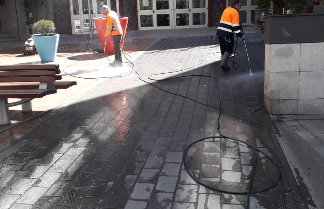 L'estat dels carrers de Sant Julià de Lòria mentre es duen a terme tasques de neteja.