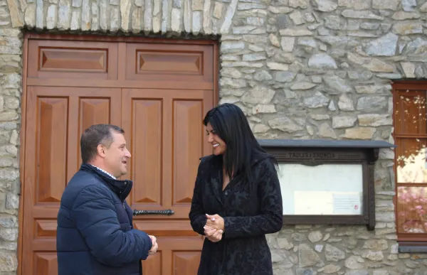 p._08_1_josep_majoral_i_carine_montaner_davant_casa_comuna_terceravia