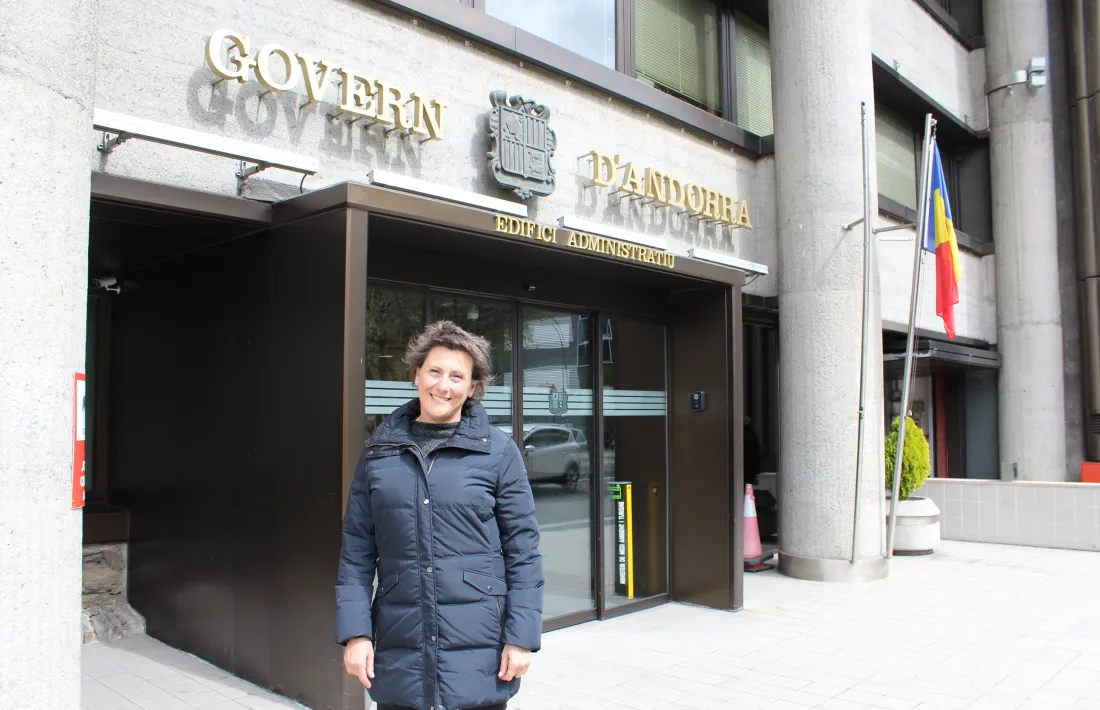 Emi Matarrodona ahir davant l’edifici administratiu del Govern.