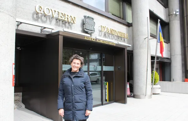 p._08_2_emi_matarrodona_davant_govern_terceravia