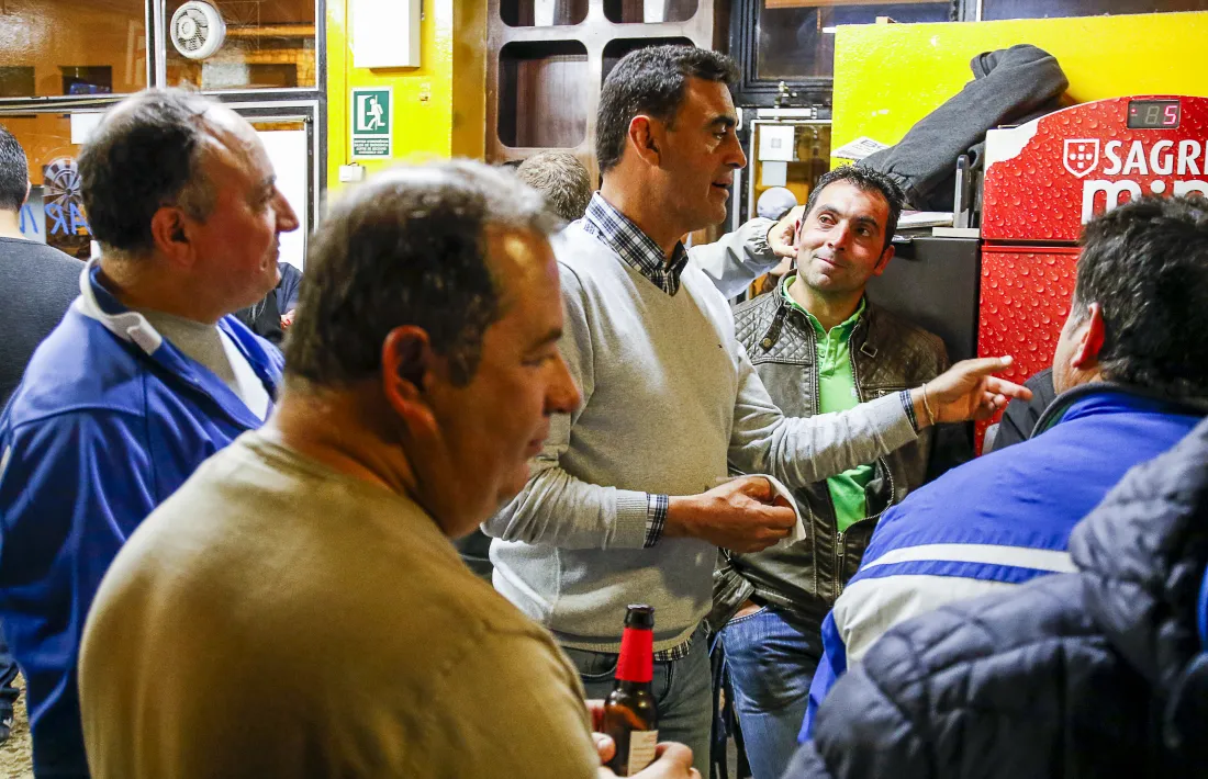El número 2 de la llista de CC, Raül Ferré, a la trobada d’ahir amb els veïns de l’avinguda Sant Antoni.