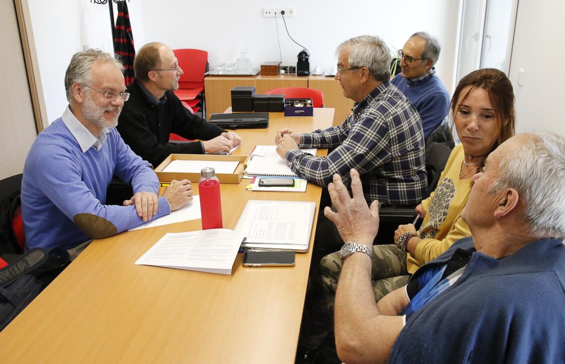 Josep Roig i Víctor Naudi es van reunir amb responsables de l’Associació de Propietaris de Terres Andorranes, ahir. 