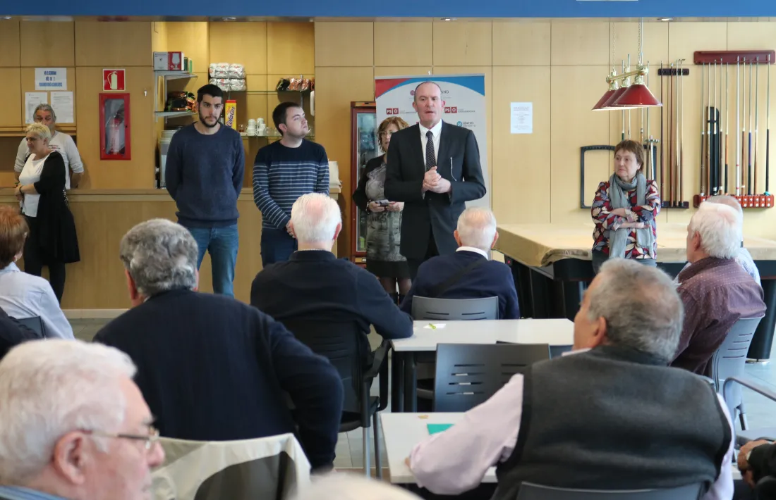 Els candidats de d’Acord per la territorial de la capital van aprofitar ahir la visita a la Casa Pairal per prometre un increment de les pensions “com a mínim per sobre del salari mínim que nosaltres proposem, que és de 1.200 euros”, segons el cap de llista, Joaquim Miró. Segons ell, amb aquest increment s’aconseguiria una pensió “digna” que no només els ajudaria a viure, sinó també a consumir, “perquè també són consumidors”. Miró també va  proposar la creació d’un sistema de cuidadors a domicili “per retar