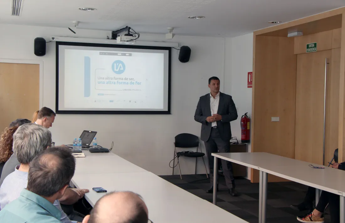 Jordi Gallardo i Ferran Costa van mantenir una reunió amb empleats d’Andorra Telecom.