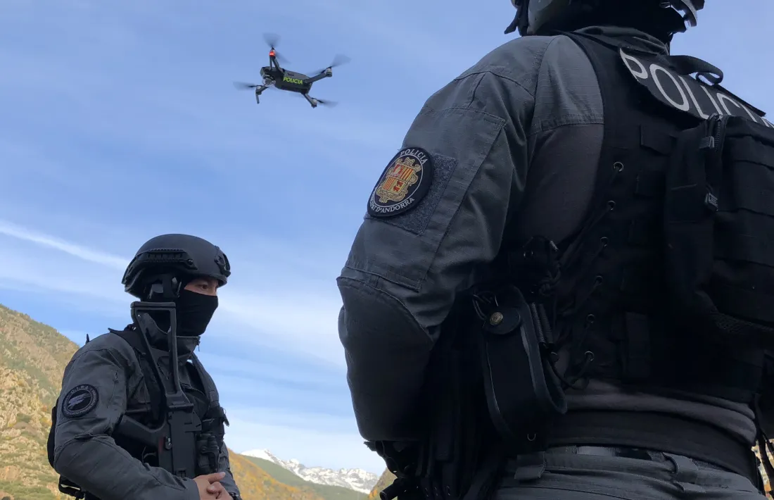Agents de policia en la formació de pilotatge d’un dron. 