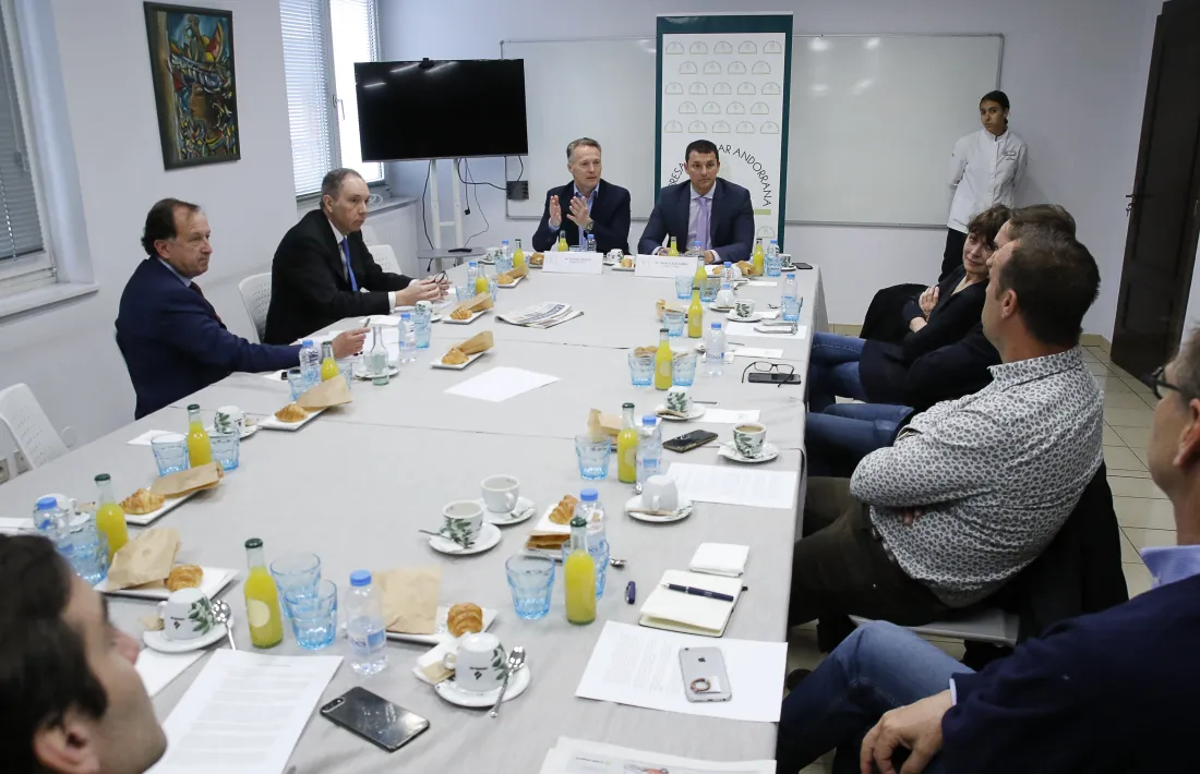 Jordi Gallardo i Ferran Costa de L’A amb els representants de l’Empresa Familiar, ahir. 