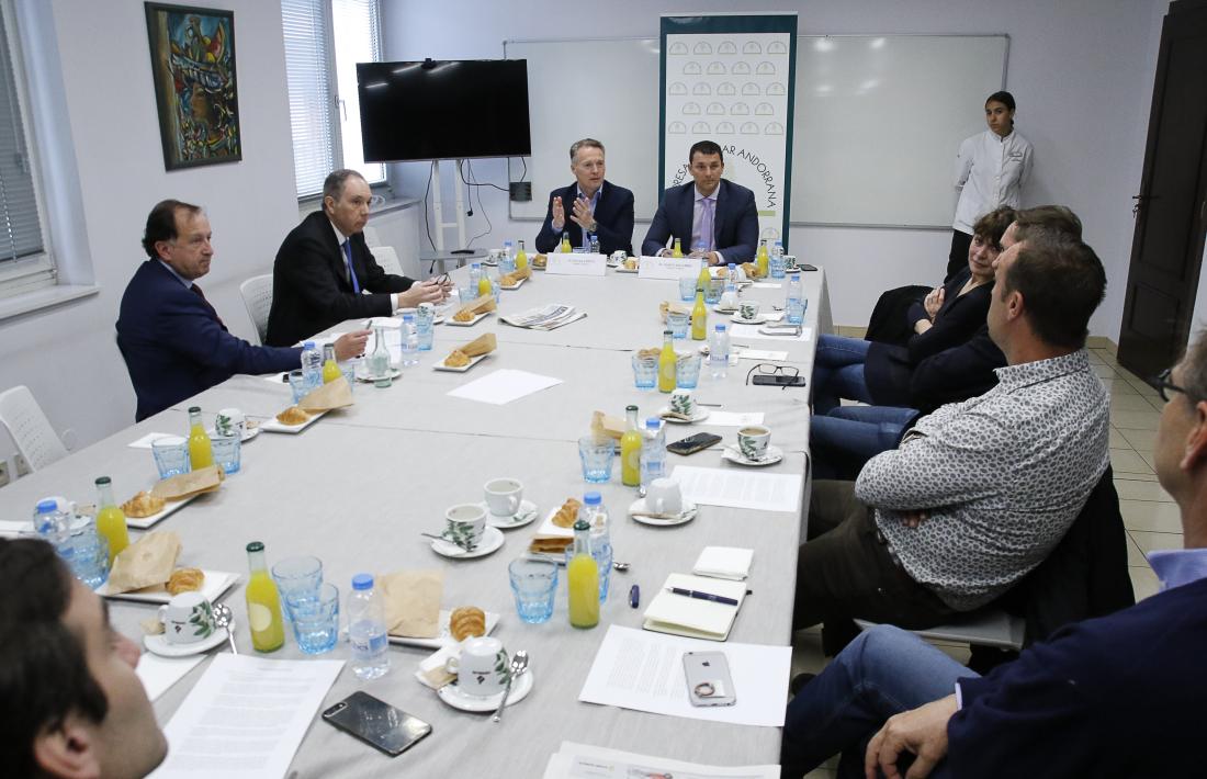 Jordi Gallardo i Ferran Costa de L’A amb els representants de l’Empresa Familiar, ahir. 