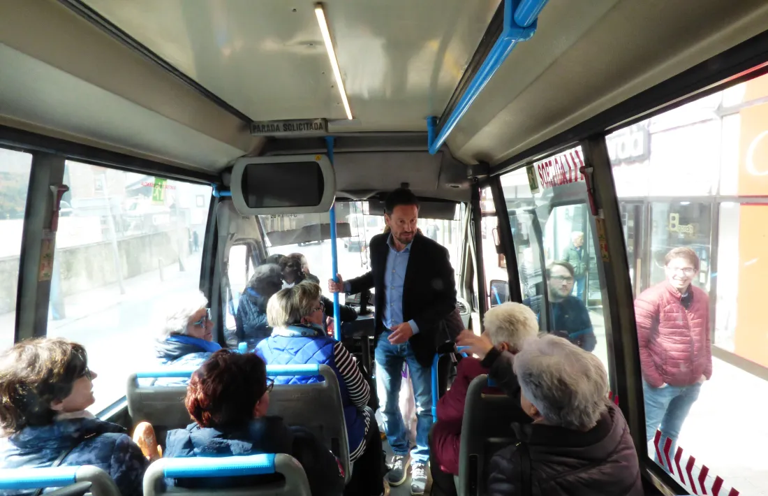 López accedeix a l’autobús, on va poder parlar amb les usuàries.