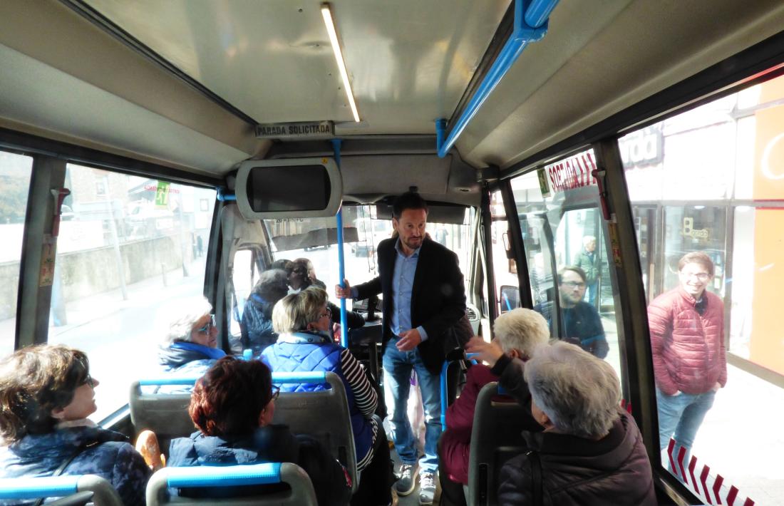 López accedeix a l’autobús, on va poder parlar amb les usuàries.