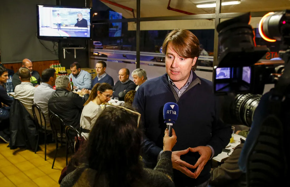 Naudi fa declaracions als mitjans abans de la trobada amb els veïns de l’avinguda del Ravell, ahir.