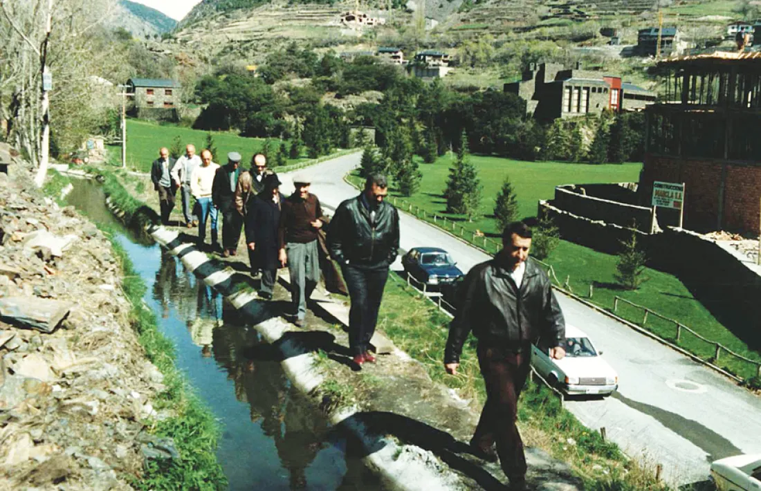 Regants i membres del Comú visiten les obres del rec, l’abril del 1989: en alguns trams encara no s’han instal·lat les baranes.