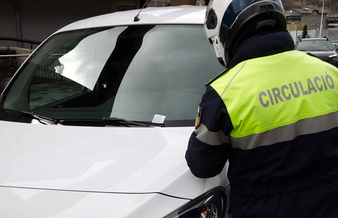 Un agent de circulació escaldenc.