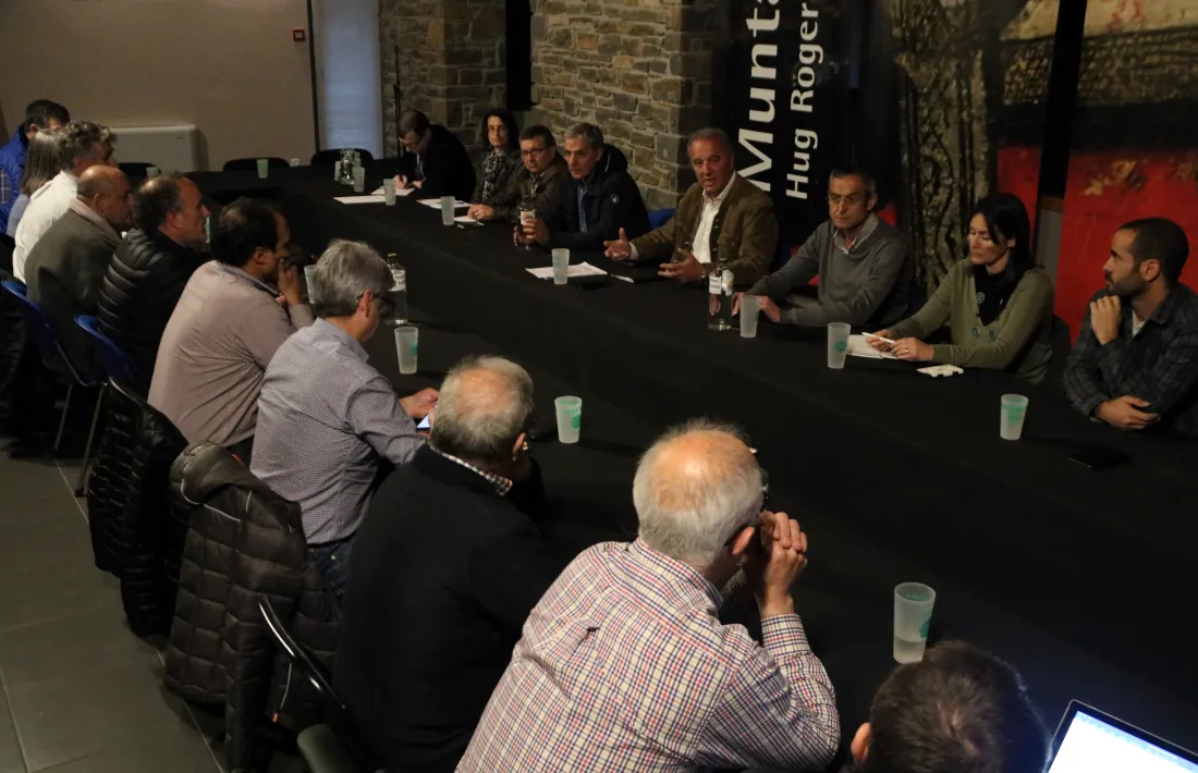 Els alcaldes del Pallars Sobirà en una reunió divendres passat.