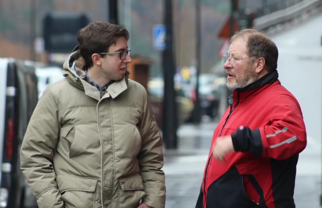 Padreny i Font davant del Niu d’Andorra Telecom, ahir.