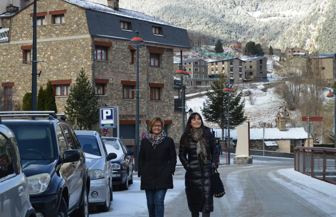 Meritxell Palmitjavila i Mònica Bonell caminen per Canillo.