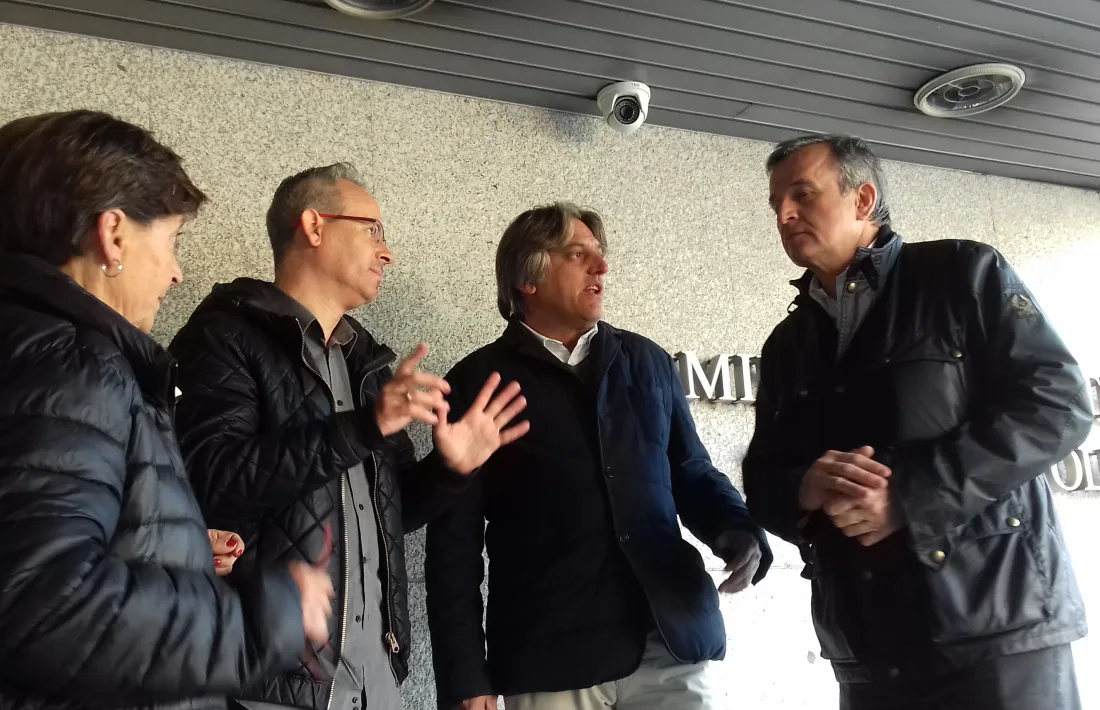 Nomen, a la dreta, amb Francesca Mora, Pere Revert i Rafel Gaytán, ahir a la policia.