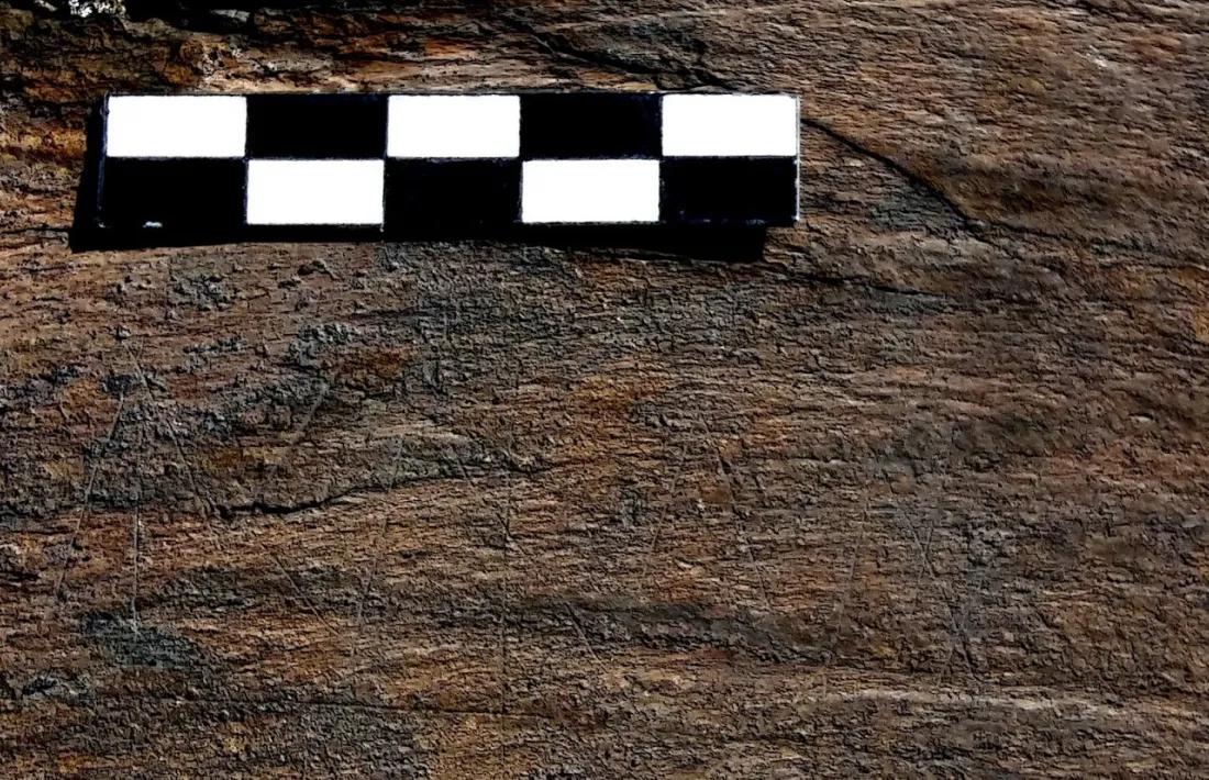 El gravat, que només un ull expert podria identificar, no fa més de deu centímetres de llargada; a baix, la transcripció que n’ha fet Joan Ferrer, màxima autoritat en paleografia ibera. Segons ell, hi diu ‘Urdalir’, i és parent dels gravats localitzats a l’abric Tarragón de València.