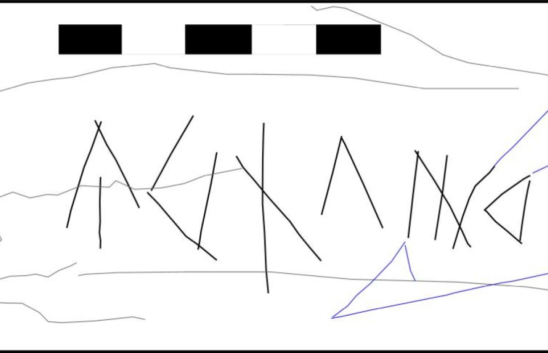 El gravat, que només un ull expert podria identificar, no fa més de deu centímetres de llargada; a baix, la transcripció que n’ha fet Joan Ferrer, màxima autoritat en paleografia ibera. Segons ell, hi diu ‘Urdalir’, i és parent dels gravats localitzats a l’abric Tarragón de València.