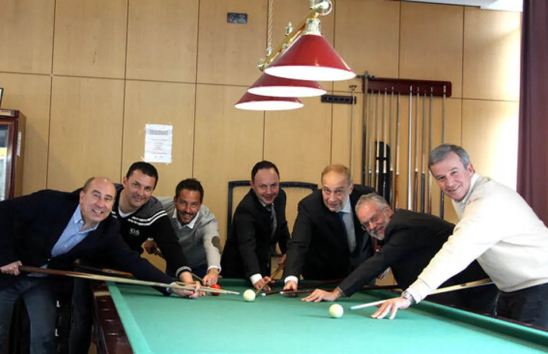 Els set candidats simulant una partida de billar. 