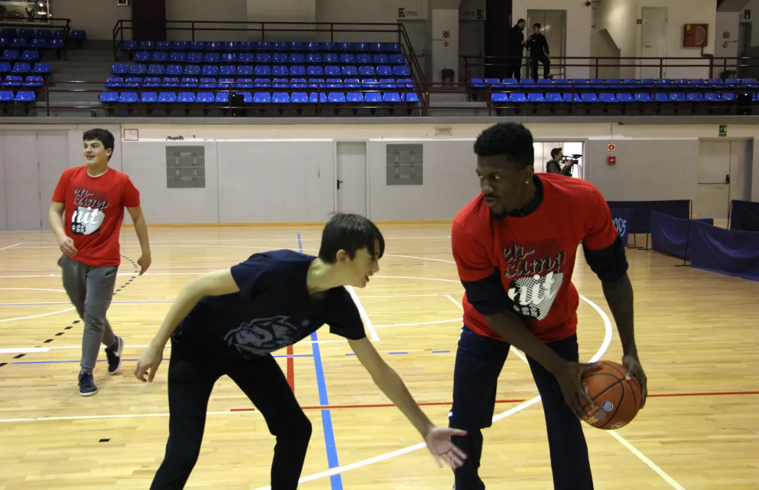 El jugador del MoraBanc Andorra, Dylan Ennis, jugant amb els joves assistents a l'Encamp Nit.