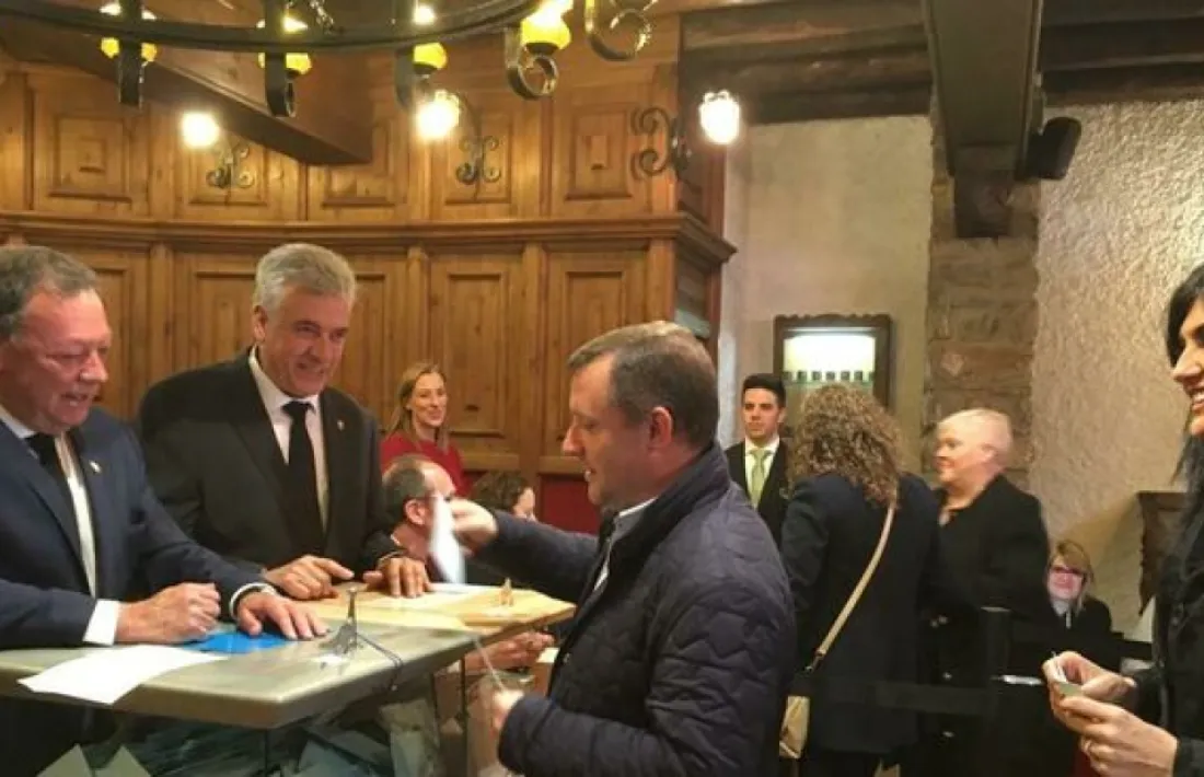Josep Majoral i Carine Montaner votant a Sant Julià de Loria.