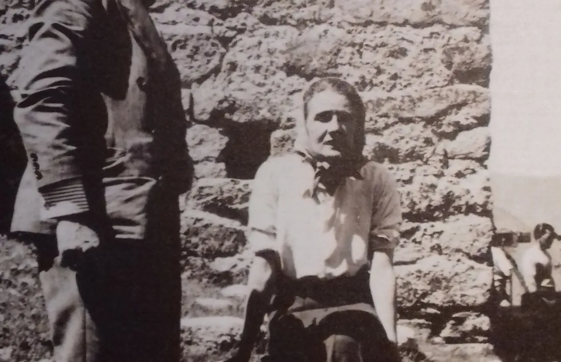 Camp, estupefacte per la queixa de Sandy sobre l’oblit de citar-la a l’adaptació teatral, i a Engolasters, el 1941, amb Xardel.