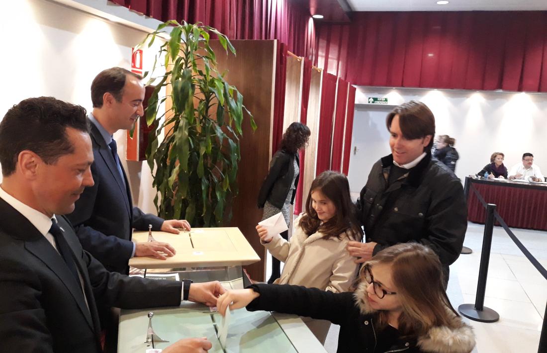 Carles Naudi va votar acompanyat de les seves filles.