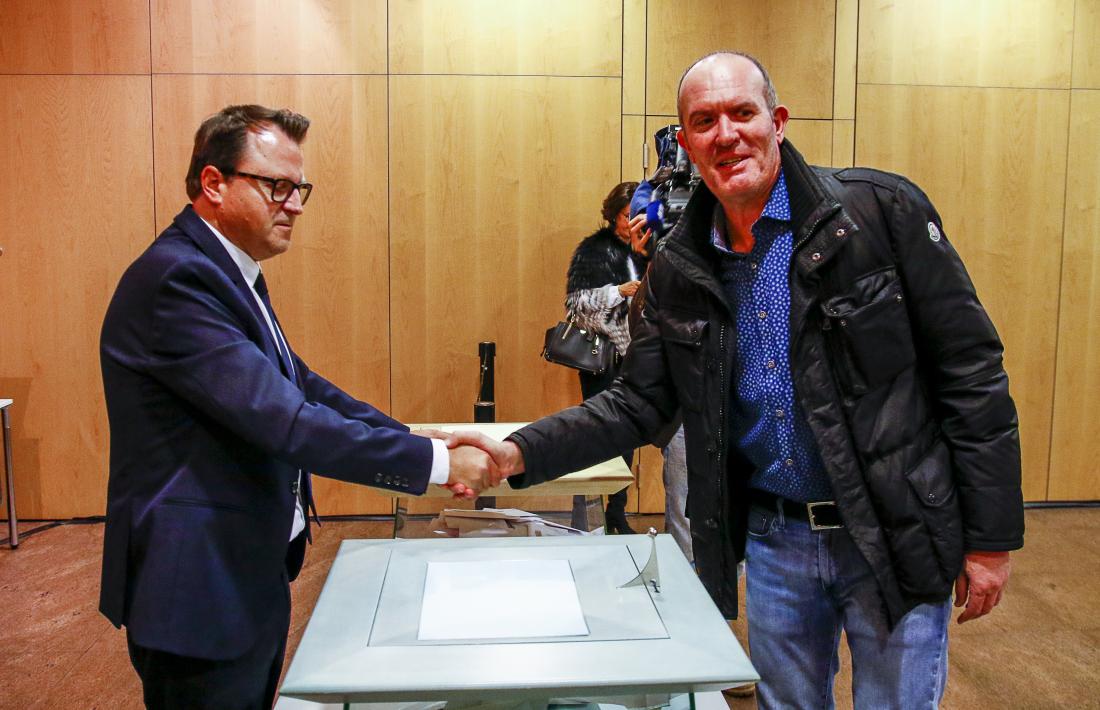 El número u de d’Acord a la capital, Joaquim Miró, en el moment d’exercir ahir el dret a vot.
