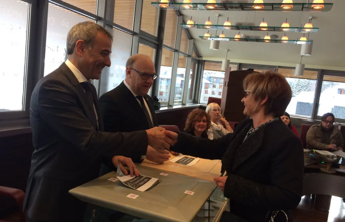 La candidata número u de DA a Canillo, Meritxell Palmitjavila, va ser la més matinera a votar, ahir a les 9.18 hores.