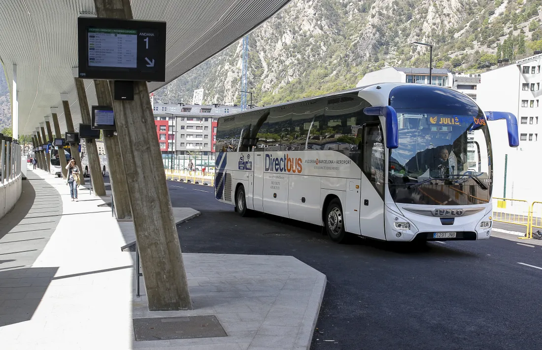 Un vehicle marxa de l’Estació Nacional d’Autobusos.