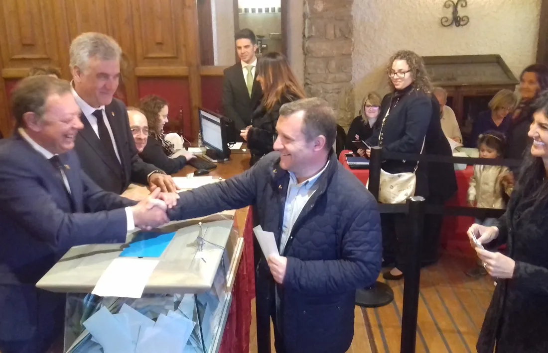 El cònsol Vila felicita premonitòriament el cap de llista de Terceravia, Josep Majoral, en el moment de dipositar el vot.
