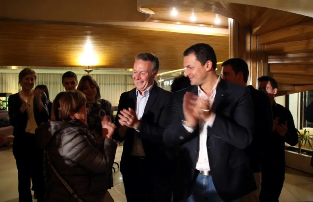 Jordi Gallardo i Ferran Costa feliciten Sílvia Ferrer pel triomf de d’Acord a Andorra la Vella.