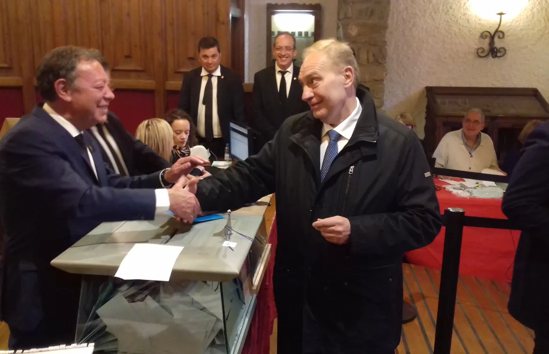 El candidat de Terceravia, Josep Pintat, en el moment d’exercir ahir el seu dret a vot.