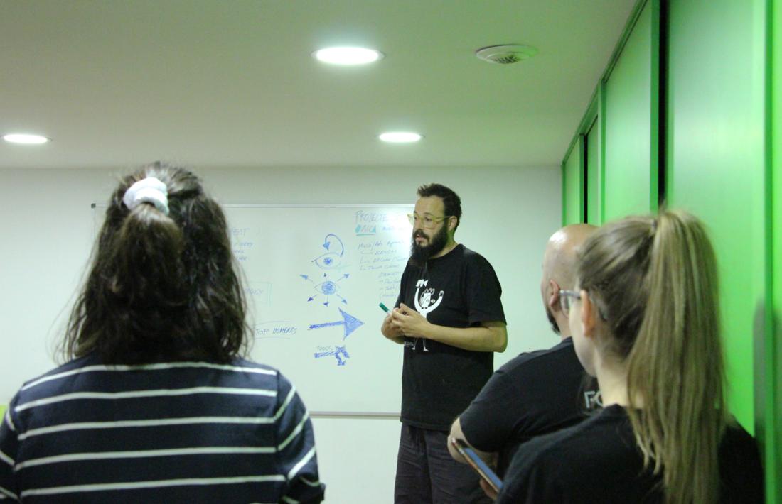 Josep Maria Aragay fent una explicació a estudiants de l'UdA.