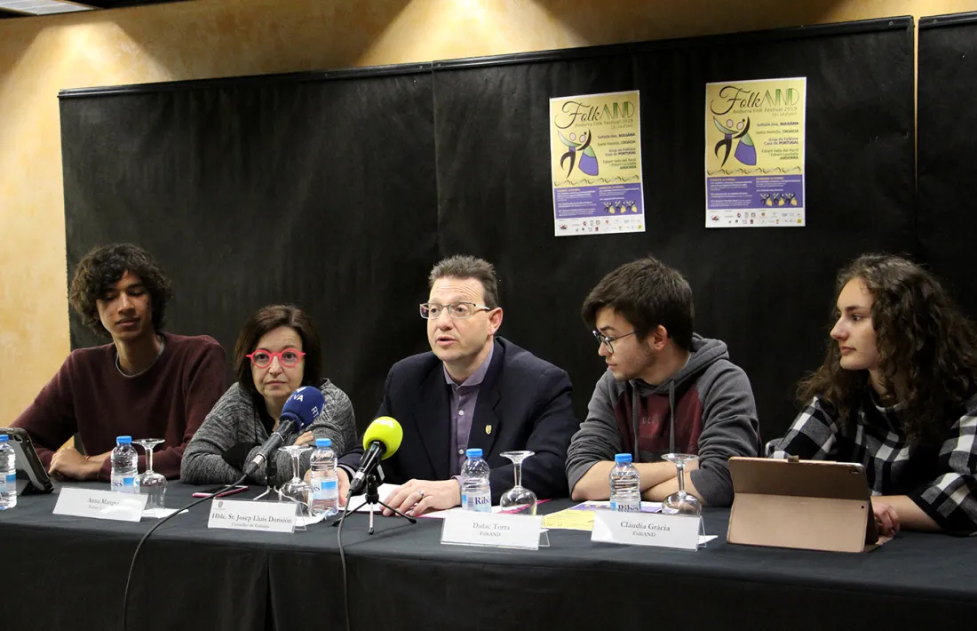 El conseller de Cultura lauredià i Anna Mangod, amb els impulsors de FolkAND.