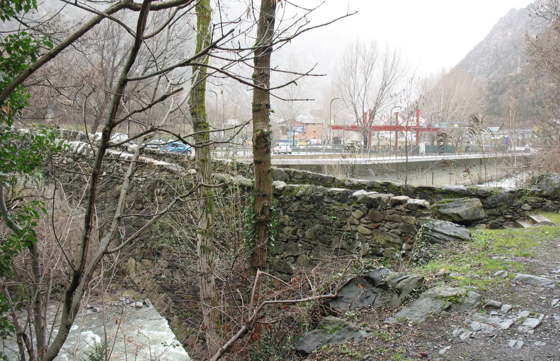 Febrer del 2016: el pont de la Margineda i, al fons, la benzinera, aleshores en construcció.