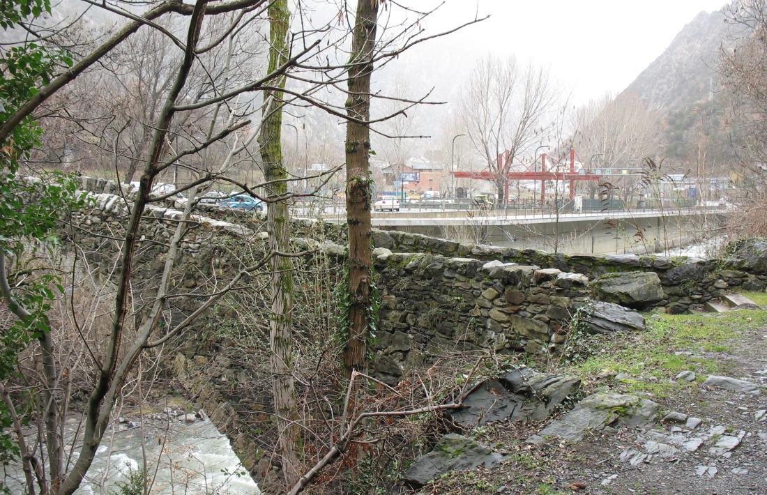 Febrer del 2016: el pont de la Margineda i, al fons, la benzinera, aleshores en construcció.