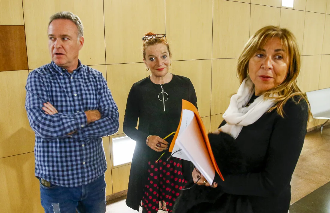 La directora artística del FIPA, Pepa Plana, entre el cap de Cultura del Comú, Jan Cartes, i la cònsol, Conxita Marsol.