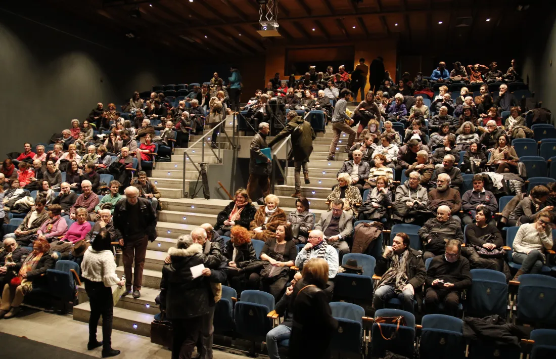 L’antiga platea conserva l’estructura i canvia de color: les butaques seran vermelles en lloc de blaves, com fins ara.