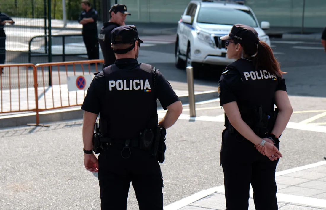 Dos agents de policia.